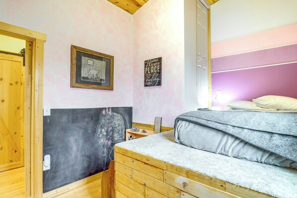 Interior - Peaceful Prairie Living! Rural Willow City Apt (Willow City)