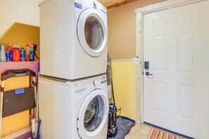Interior - Peaceful Prairie Living! Rural Willow City Apt (Willow City)