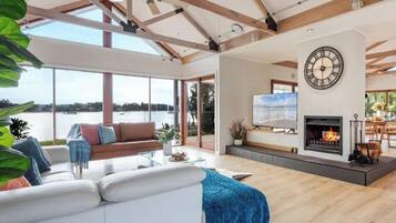 Smart TV, chimenea, tenis de mesa y oficina
