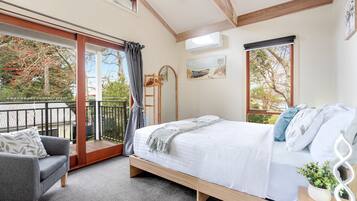 Desk, iron/ironing board, travel cot, WiFi
