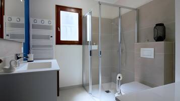 Shower, hair dryer, towels