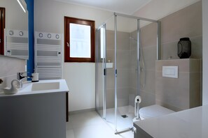 Dusche, Haartrockner, Handtücher