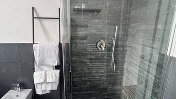 Een douche, een haardroger, een bidet, handdoeken