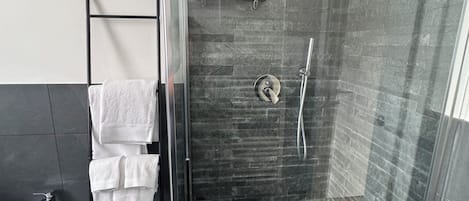 淋浴設備、風筒、坐浴桶、提供毛巾