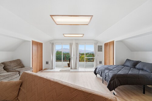 Bright Studio w/ Valley Views Near Hospital
