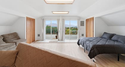 Bright Studio w/ Valley Views Near Hospital
