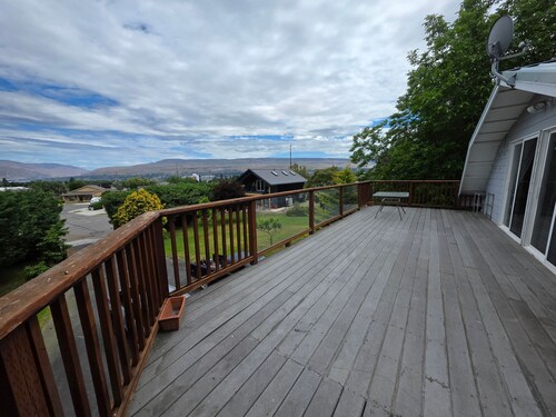 Bright Studio w/ Valley Views Near Hospital