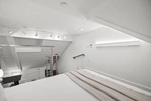 Room - DC Business Stay | Modern Stay w/Kitchen & 24/7 Fitness Center | Dupont Circle (Washington)
