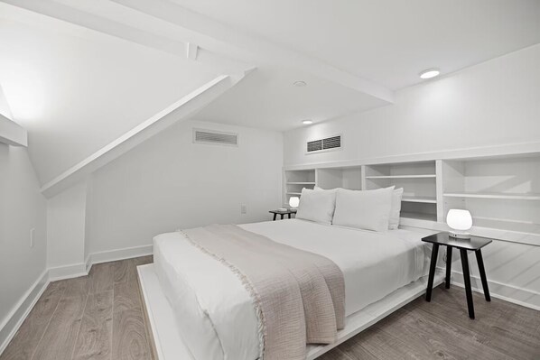 Room - DC Business Stay | Modern Stay w/Kitchen & 24/7 Fitness Center | Dupont Circle (Washington)
