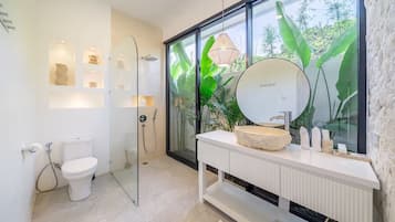 Design villa, 3 slaapkamers, privézwembad | Badkamer | Badjassen, een bidet