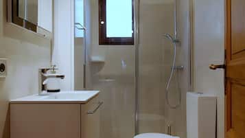 Een douche, een haardroger, handdoeken