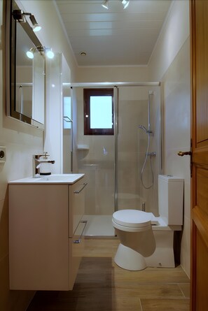 Bathroom - Guest Room “Les Genêts” with Shared Terrace, Wi-Fi, and Air Conditioning (Gujan-Mestras)