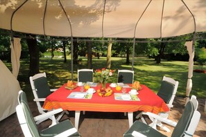 Outdoor dining - Guest Room “Les Genêts” with Shared Terrace, Wi-Fi, and Air Conditioning (Gujan-Mestras)