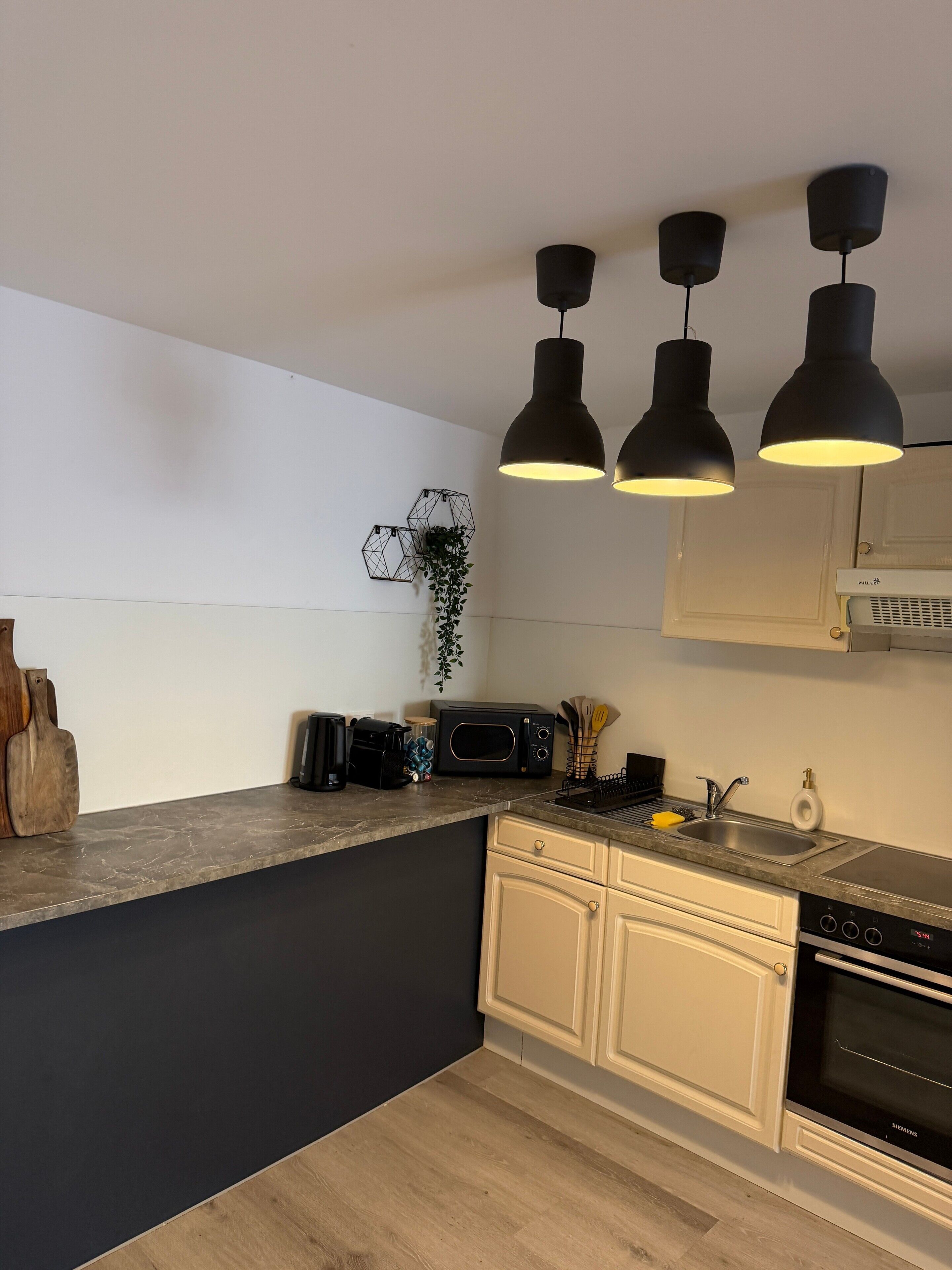 Kühlschrank, Mikrowelle, Ofen, Wasserkocher mit Kaffee-/Teezubehör