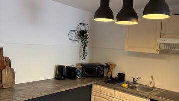 Kühlschrank, Mikrowelle, Ofen, Wasserkocher mit Kaffee-/Teezubehör