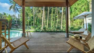 Luxe villa, uitzicht op zwembad | Terras