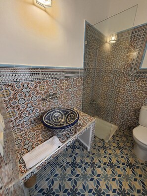 Shower, towels, soap, toilet paper - Tangier medina Riad Sea view and Spain (Tanger)