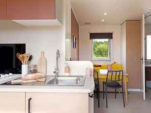 Kühlschrank, Mikrowelle, Wasserkocher mit Kaffee-/Teezubehör