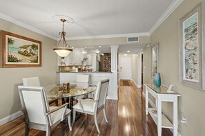 Dining - 🌴Beachfront with Gulf and Beach Views🐬Gated Community☀️Lands End 6-204 (Treasure Island)