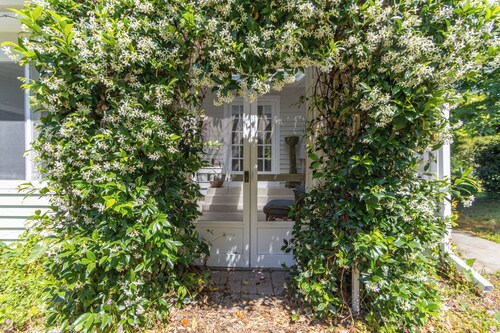 New Listing, King Beds, Walk to Shops and Waterfront, Historic, M0404
