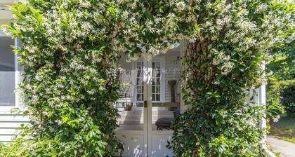 New Listing, King Beds, Walk to Shops and Waterfront, Historic, M0404