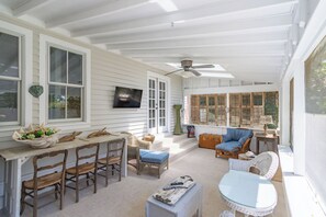 Outdoor dining - New Listing, King Beds, Walk to Shops and Waterfront, Historic, M0404 (Manteo)