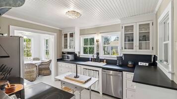 Coffee/tea maker, fridge, microwave, oven