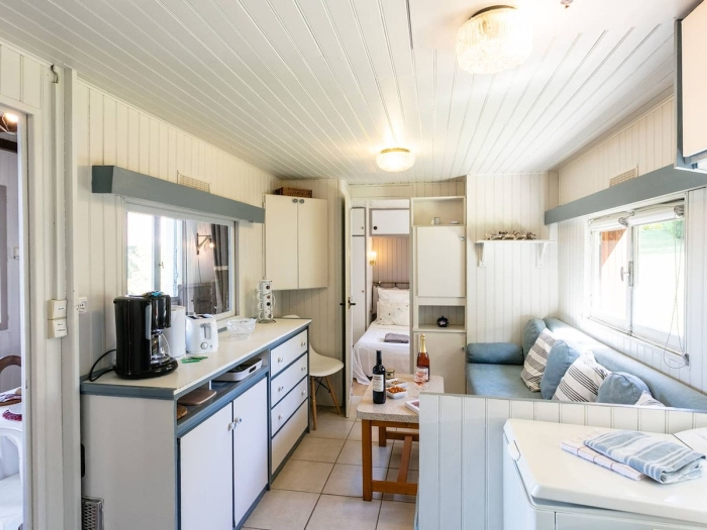 Cozinha compacta com área de jantar, uma mesa pequena e um espaço de estar com vista.