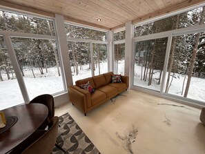 Living area - Chalet VUE sur le Lac Pierre-Paul, lakeside serenity, haven of peace (Saint-Nã©Rã©E-De-Bellechasse)