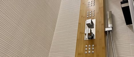 Haartrockner, Bidet, Handtücher, Seife