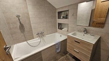 Double Room, Balcony | Bathroom | Shampoo, toilet paper