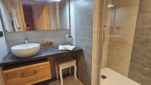 A modern bathroom with a large sink, mirror, and shower. - Le plein soleil (Vacheresse)