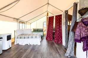 2 bedrooms, WiFi, bed sheets - Off-Grid Tented Cabin, Perfect for a Getaway in the Best Vacation Spot for Couples, Brisbee, Arizona (Tombstone)