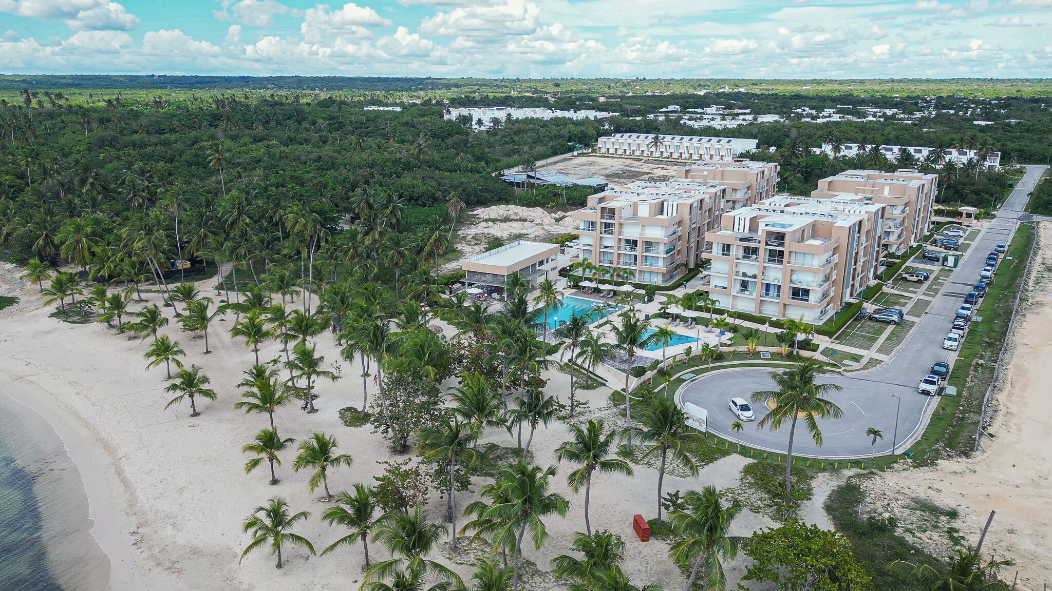 Un resort con diversi edifici, una piscina e una spiaggia.