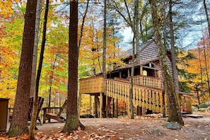Property grounds - Tree House Rental Ideal for a Unique Getaway near Lake Sunapee in New Hampshire (Newbury)