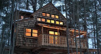 Tree House Rental Ideal for a Unique Getaway near Lake Sunapee in New Hampshire