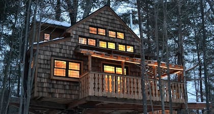 Tree House Rental Ideal for a Unique Getaway near Lake Sunapee in New Hampshire