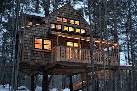 Exterior. Tree House Rental Ideal for a Unique Getaway near Lake Sunapee in New Hampshire