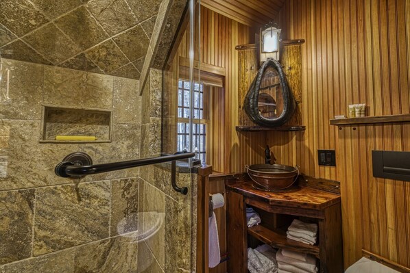 Hair dryer, towels, soap, shampoo - Tree House Rental Ideal for a Unique Getaway near Lake Sunapee in New Hampshire (Newbury)