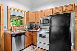 Private kitchen - Amazing Cozy Cabin with Fireplace and Hot-tub in Sevierville, Tennessee (Sevierville)