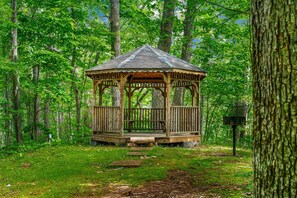 Property grounds - Amazing Cozy Cabin with Fireplace and Hot-tub in Sevierville, Tennessee (Sevierville)