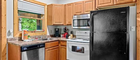 Cafetera y tetera, refrigerador, microondas y horno