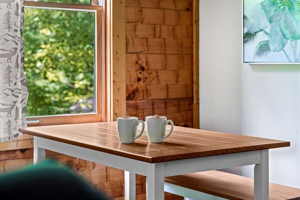 Dining - Amazing Cozy Cabin with Fireplace and Hot-tub in Sevierville, Tennessee (Sevierville)
