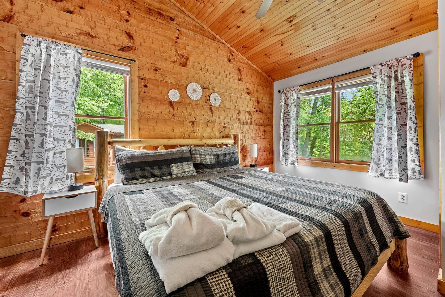 1 bedroom, desk, WiFi, bed sheets