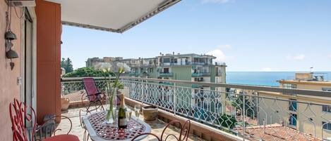 Standard Apartment, Multiple Bedrooms (Casa Rattana - Sea View) | Outdoor dining