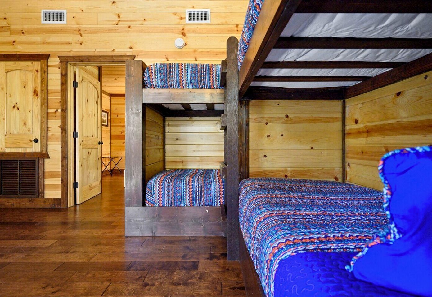 4 chambres, fer et planche à repasser, Wi-Fi, draps fournis