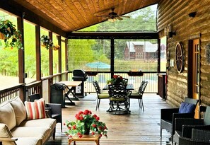 Outdoor dining - Gorgeous Pet Friendly Log Cabin with a Tipi and Pond, Perfect for a Weekend Getaway, Minutes from Hochatown (Broken Bow)