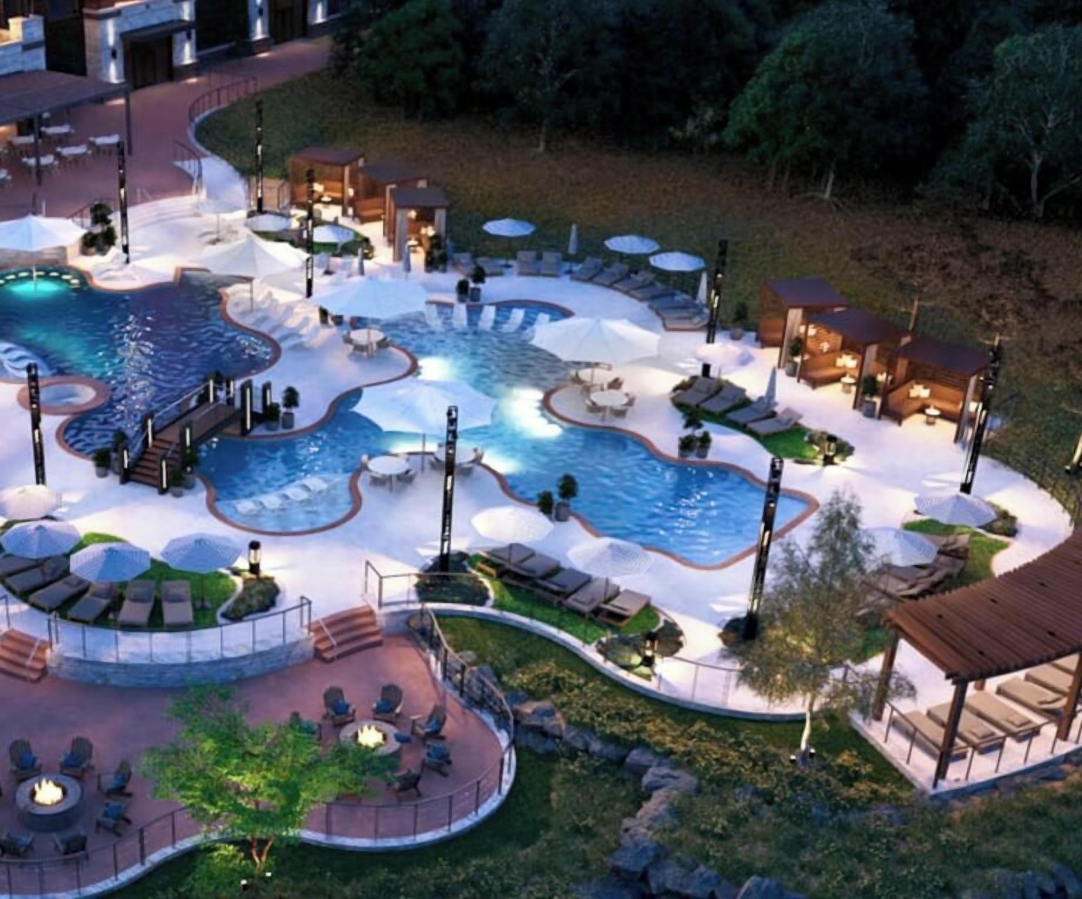 Un espace extérieur avec piscine, des chaises longues, des parasols et un coin salon abrité.
