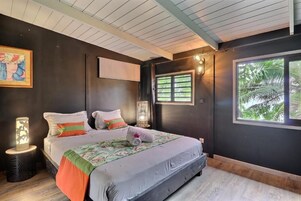 Tabla de planchar con plancha, wifi gratis y ropa de cama 