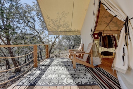 施設の敷地. Charming Safari Tent Retreat with Magnificent Views of Texas Hill Country for Quiet Getaways in Boerne